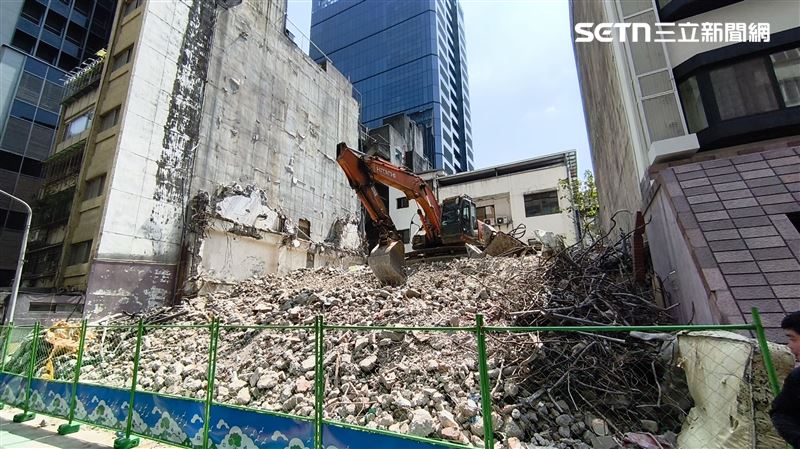 東方美企業於台北市松江路建案造成鄰損，導致鄰居牆壁破一個大洞，里長指出，早在1個多月前就告知施工方防護不足。（圖／記者陳韋帆攝影）