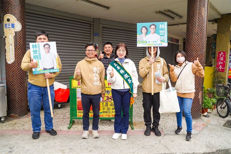 前主委林淑芬（右三）與弟弟林靖冠宣布退黨。（圖／翻攝自臉書）