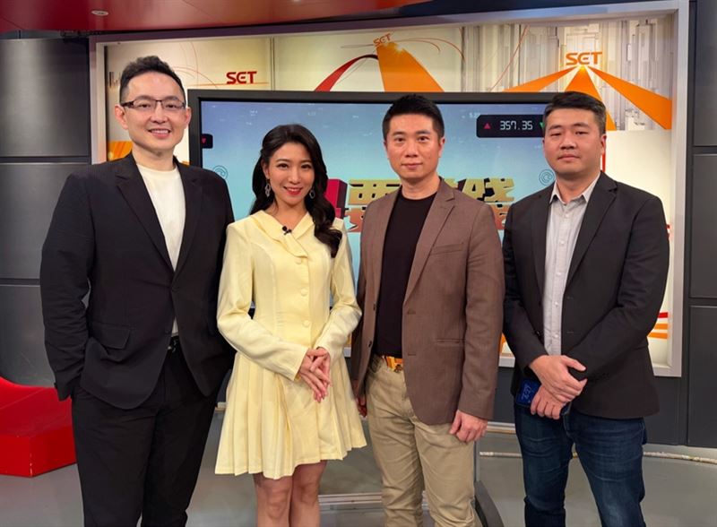 鈞弘資本執行長沈萬鈞（左1）、分析師陳威良（右2）在接受三立財經台iNEWS《94要賺錢》節目主持人李昕芸（左2）採訪，沈萬鈞指出，物理AI落地將帶動台積電與記憶體需求狂飆，台廠四大產業恐面臨大缺貨。黃仁勳力推物理AI與AI代理應用，沈萬鈞認為這將成為台股未來三到六個月最強勁的第二隻腳。（圖／94要賺錢提供）