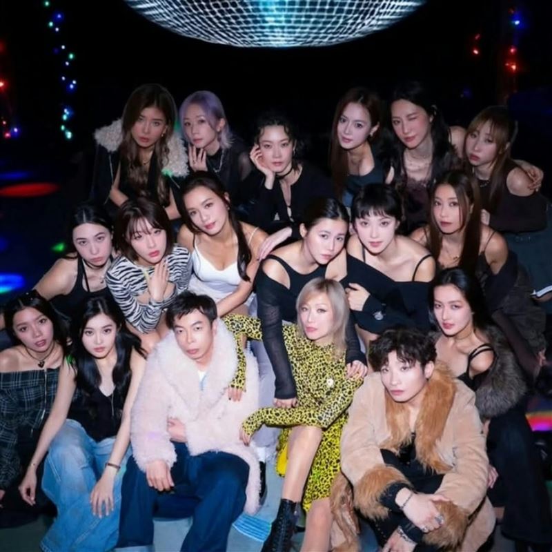 《夜王》MV花絮照片 楊偉倫（第一排左三） 被指與許志安很像，鄭秀文（第一排右三）也認同。（圖／華映提供）