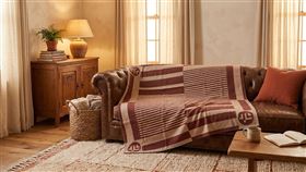 永豐金2026股東會紀念品「永豐幸福毯」亮相，聯手北歐品牌kippis，取諧音「賺」傳遞祝福。5月26日股東會，3月25日為最後買進日。千股以上4月24日起領取，零股須電子投票或親領。（圖／永豐金提供） 