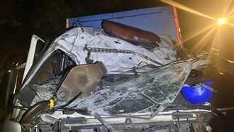 驚悚！北宜大貨車機械吊臂猛砸路過貨車