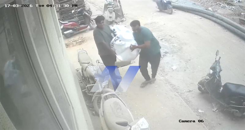 一家人扛著沉重、會動的麻布袋到快遞站。（圖／翻攝自X）