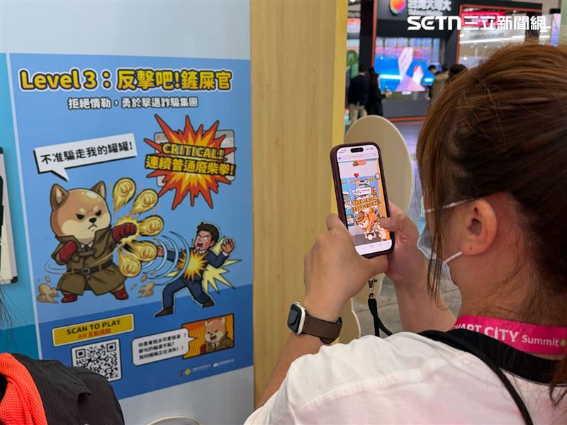 超萌廢柴探長出擊！嘉市首創ＡＲ防詐遊戲，黃敏惠親自帶頭闖關。（圖／翻攝畫面）