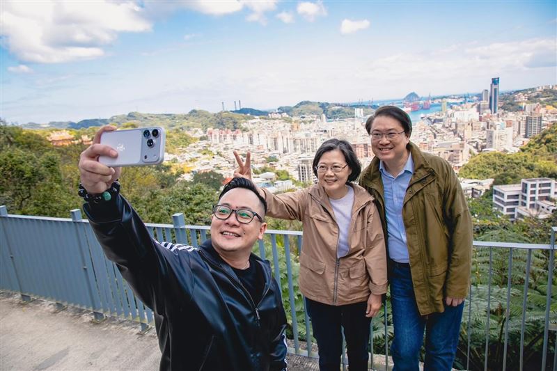 蔡英文啟動登山團，並與童子瑋、林右昌開心合影。（圖／翻攝自Threads @tsai_ingwen）