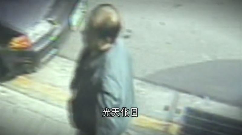 內湖女老師命案震驚全台！兇手吳敏誠16年內連殺2為女友，近距離行刑式連開兩槍射殺女友手段兇殘還辯稱是【誤殺】。圖為監視器拍到吳敏誠在光天化日之下行兇畫面。（圖／三立新聞資料照）