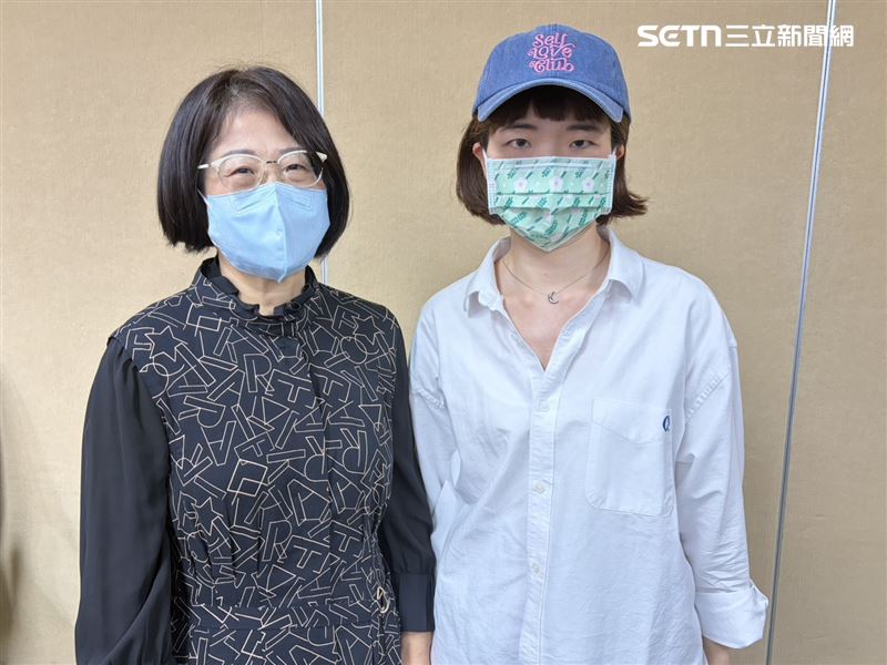 長期受頭痛頭暈困擾的患者曾小姐、王小姐（左至右）合影。（圖／記者簡浩正攝影）