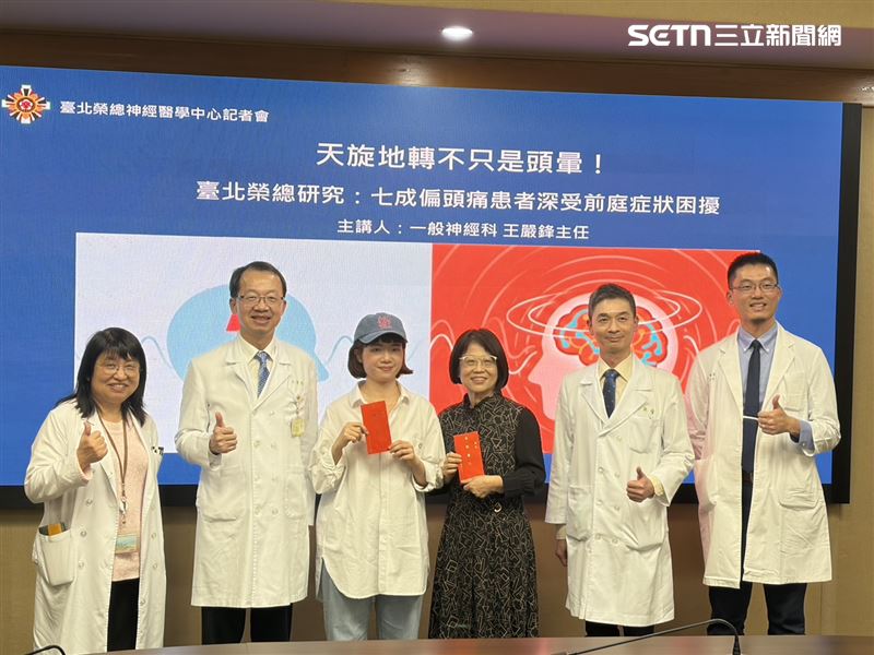 患者王小姐（左三）、曾小姐（右三）與醫療團隊合影。（圖／記者簡浩正攝影）