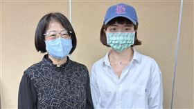 長期受頭痛頭暈困擾的患者曾小姐、王小姐（左至右）合影。（圖／記者簡浩正攝影）