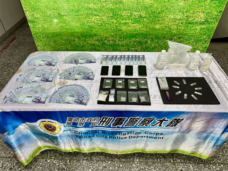 「小草」與男友的處所被扣押的毒品相當多樣。（圖／翻攝畫面）