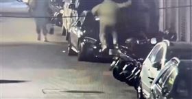 台北,松山,八德路,導演,柯一正,黑色賓士,毀損。（圖／翻攝畫面）　