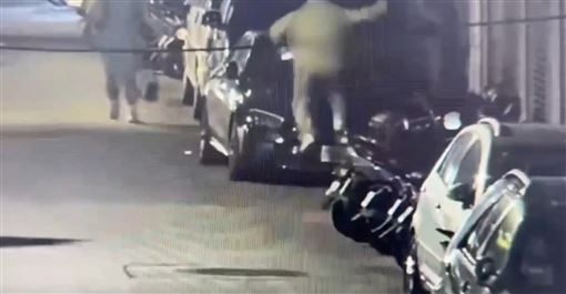 不爽賓士車擋道！導演柯一正怒踩爆引擎蓋