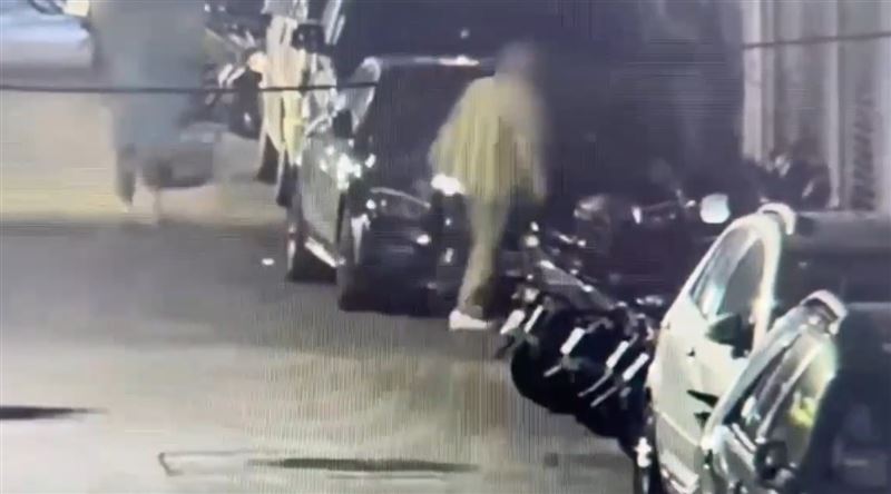 導演柯一正因不滿黑色賓士擋道，氣得跳上引擎蓋踩踏、手持工具敲擊，造成車體多處毀損。（圖／翻攝畫面）