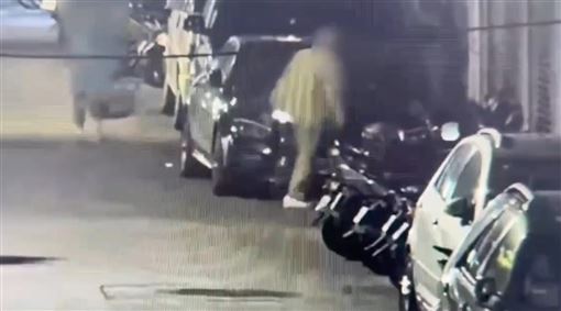 柯一正不爽被擋車怒砸車！私下面真面目曝