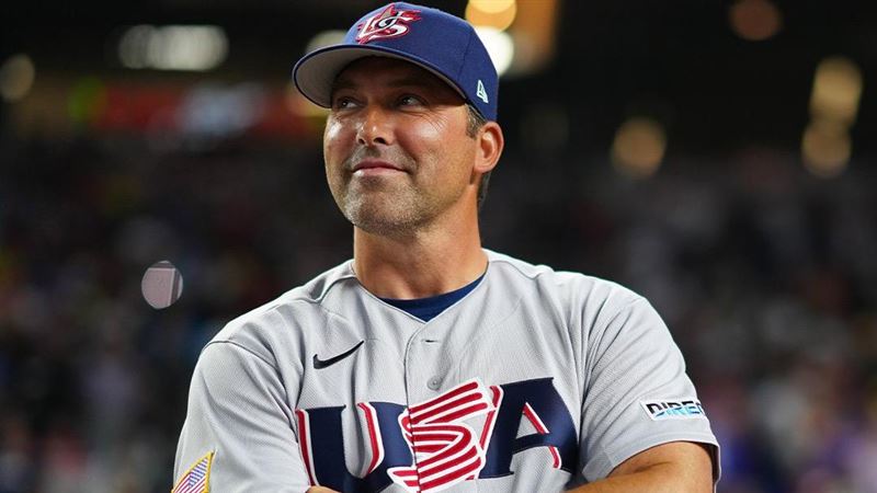 美國隊總教練戴羅沙（Mark DeRosa）。（圖／翻攝自X平台 @WBCBaseball）