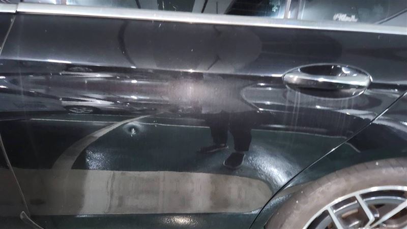 導演柯一正因不滿黑色賓士擋道，氣得跳上引擎蓋踩踏、手持工具敲擊，造成車體多處毀損。（圖／翻攝畫面）