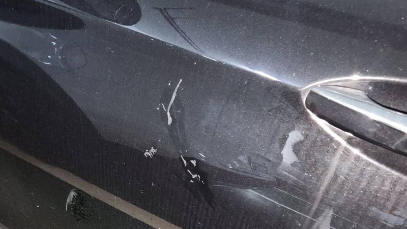 導演柯一正因不滿黑色賓士擋道，氣得跳上引擎蓋踩踏、手持工具敲擊，造成車體多處毀損。（圖／翻攝畫面）