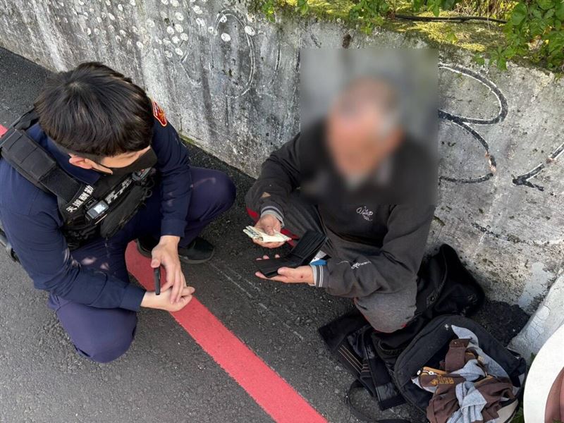 中風翁外出失聯無助坐橋上，所幸員警巡邏時在橋上及時發現老翁。（圖／桃園電子報提供）