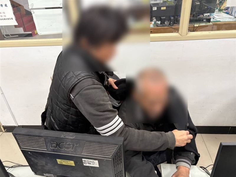 員警在老翁身上發現就診藥袋，順利查出他的身分。（圖／桃園電子報提供）