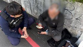 中風翁外出失聯無助坐橋上　平鎮警靠「藥袋」送他回家。（圖／桃園電子報提供） 