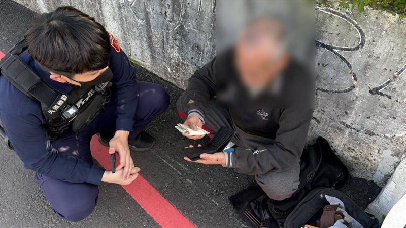 中風翁外出失聯平鎮警靠「藥袋」送他回家