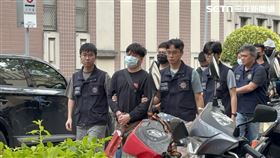 ▲警方將拖吊蟑螂蔡姓（前1）、許姓（前2）業者及4名員工移送北檢複訊。（圖／記者楊佩琪攝）