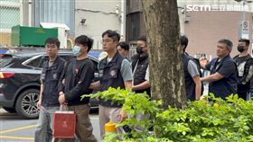 ▲警方將拖吊蟑螂蔡姓（前1）、許姓（前2）業者及4名員工移送北檢複訊。（圖／記者楊佩琪攝）