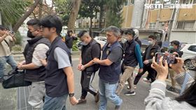 ▲警方將拖吊蟑螂蔡姓、許姓業者及4名員工移送北檢複訊。（圖／記者楊佩琪攝）