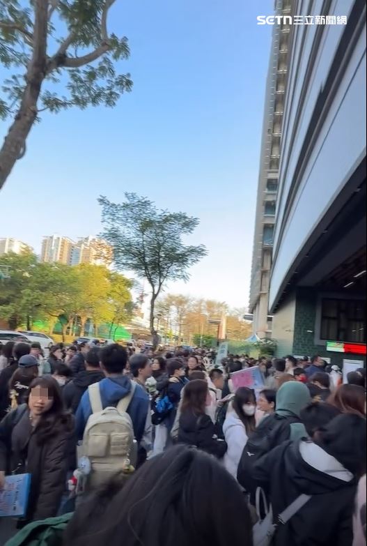 延平中學今日下午16點開始正取報到，晚間19點後才會開放備取名額。（圖／讀者提供）