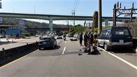 基隆,暖暖區,八堵路,機車,自撞,車禍,雙載,老翁。（圖／翻攝畫面）