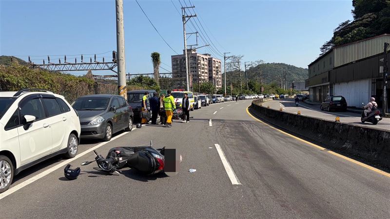 基隆70歲王姓老翁，騎機車行經暖暖區八堵路，不明原因失控自撞路邊的小貨車，送醫傷重不治。（圖／翻攝畫面）