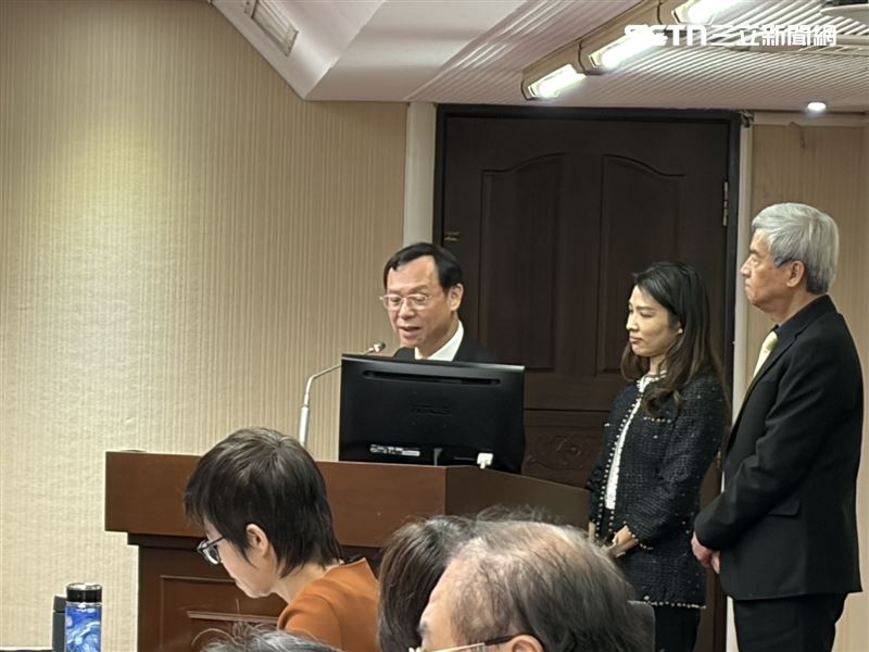 衛福部長石崇良（左）承諾，一個月內提出強化管理措施，下半年提出《藥事法》修法版本將網路平台納入管理。（圖／記者簡浩正攝影）