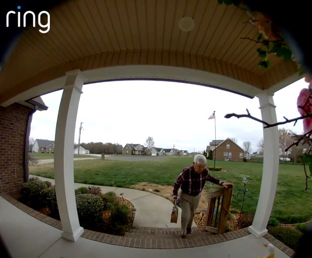 老翁吃力地爬上階梯。（圖／翻攝自Brittany Smith臉書）