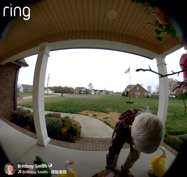 老翁的動作從頭到尾都非常小心翼翼。（圖／翻攝自Brittany Smith臉書）