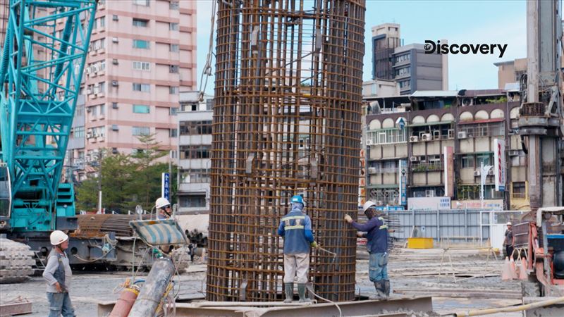 《建築巨擘：世界明珠》地基結構採直徑近三公尺的巨型基樁，深打至堅硬岩盤，強化整體耐震基礎。（圖／Discovery提供）