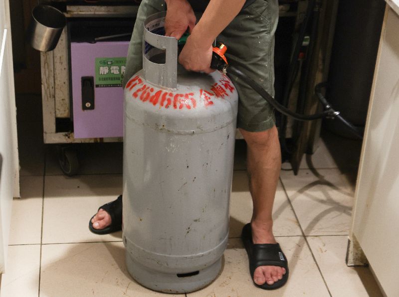 台灣中油宣布，8月桶裝瓦斯價格不調整。圖為台北市信義區一家餐飲店更換桶裝瓦斯。（圖／中央社）