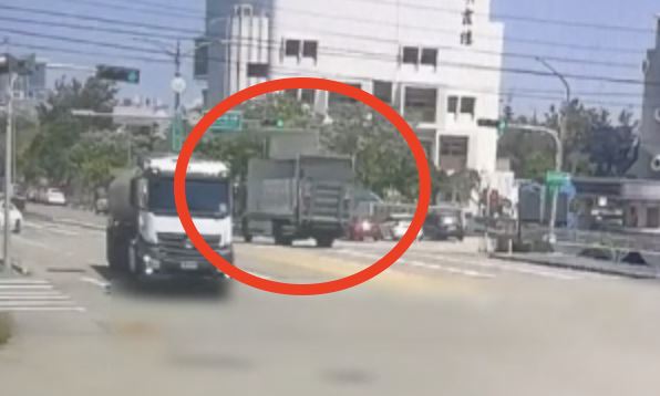 大貨車側翼未收起，瞬間掃斷路口號誌桿。（圖／翻攝畫面）