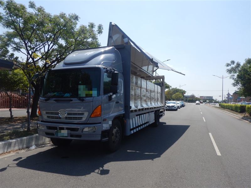 大貨車「鷗翼車斗」未關閉，猶如大鵬展翅。圖／翻攝畫面）