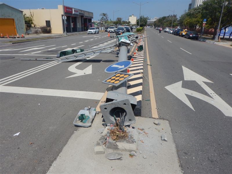 大貨車左側鷗翼掃斷路口紅綠燈號誌桿。（圖／翻攝畫面）