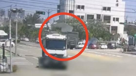 梧棲大貨車「大鵬展翅」鷗翼未收掃斷燈桿