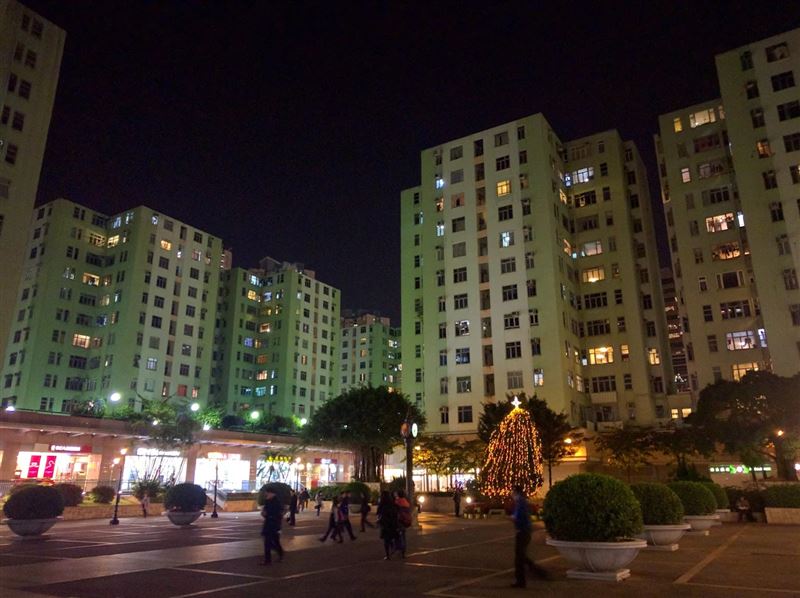 超級凶宅位在香港九龍灣德福花園C棟中樓層；室內坪數約15.6坪，2 格局，景觀面向中庭。拍賣起拍價為230萬港幣，換算每坪單價僅約14.7萬港幣（約新台幣58萬元）。(圖/翻攝GOOGLE)