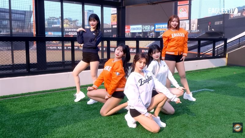 全恩菲（中）也重返韓職加盟韓華鷹啦啦隊。（圖／翻攝自YouTube@Eagles TV）