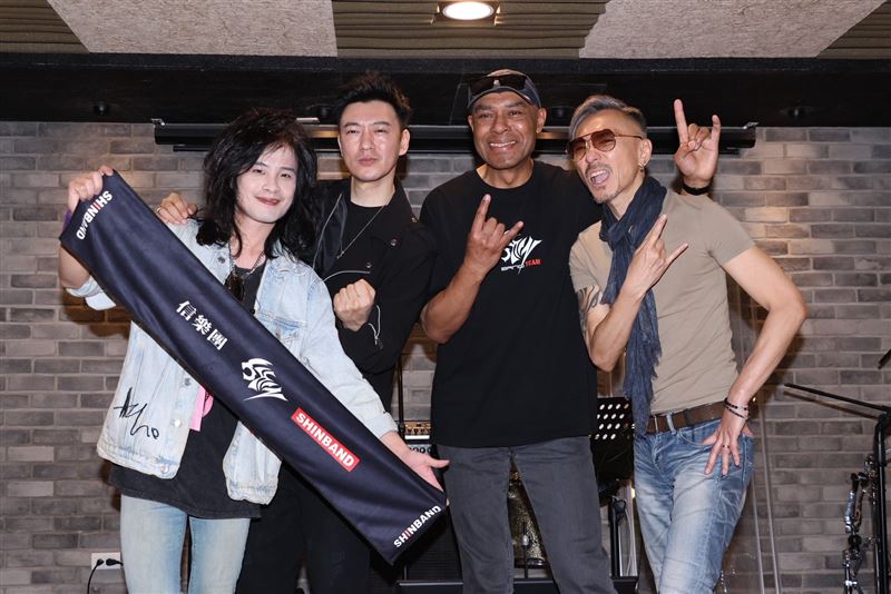 「信樂團」力Q（左起）、飛鳴、Michael、Tomi現身「信念不滅」台北音樂會彩排。（圖／記者鄭孟晃攝影）