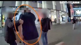 北市許男與友人當街鬥毆，西門町所出動多名警力才將他制伏。（圖／翻攝畫面）