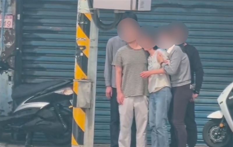 家屬淚崩，哭倒在家人懷中。（圖／記者張昱傑攝影）