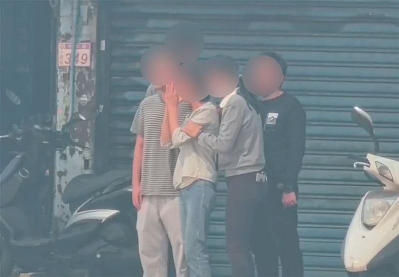 死者家屬今（18日）重回車禍現場。（圖／記者張昱傑攝影）