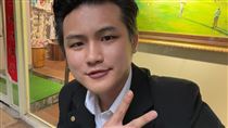 網紅作家爆「女上男下」激吻人夫　回應了