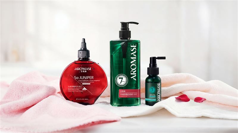 解鎖春日豐盈髮密碼：艾瑪絲玫瑰系列居家沙龍開跑！由左至右依序為捷利爾頭皮淨化液CC、玫瑰強健豐盈洗髮精、草本強健養髮精華液。（圖／品牌業者提供）