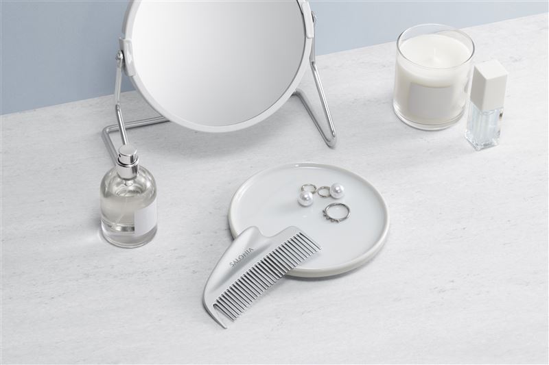 SALONIA光澤刮痧順髮梳兼具機能與時尚外型。（圖／品牌業者提供）