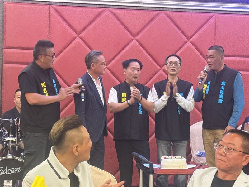 連千毅的大哥謝育全（左二）出獄後接任南山結義會會長，交接典禮現場貴賓雲集。（圖／翻攝自熊哲良臉書）